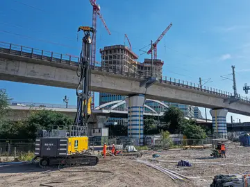 Low noise, reduced CO2 emissions: The innovative hybrid drive combines the performance level of a 430-kW diesel engine with an 88-kW electric motor.